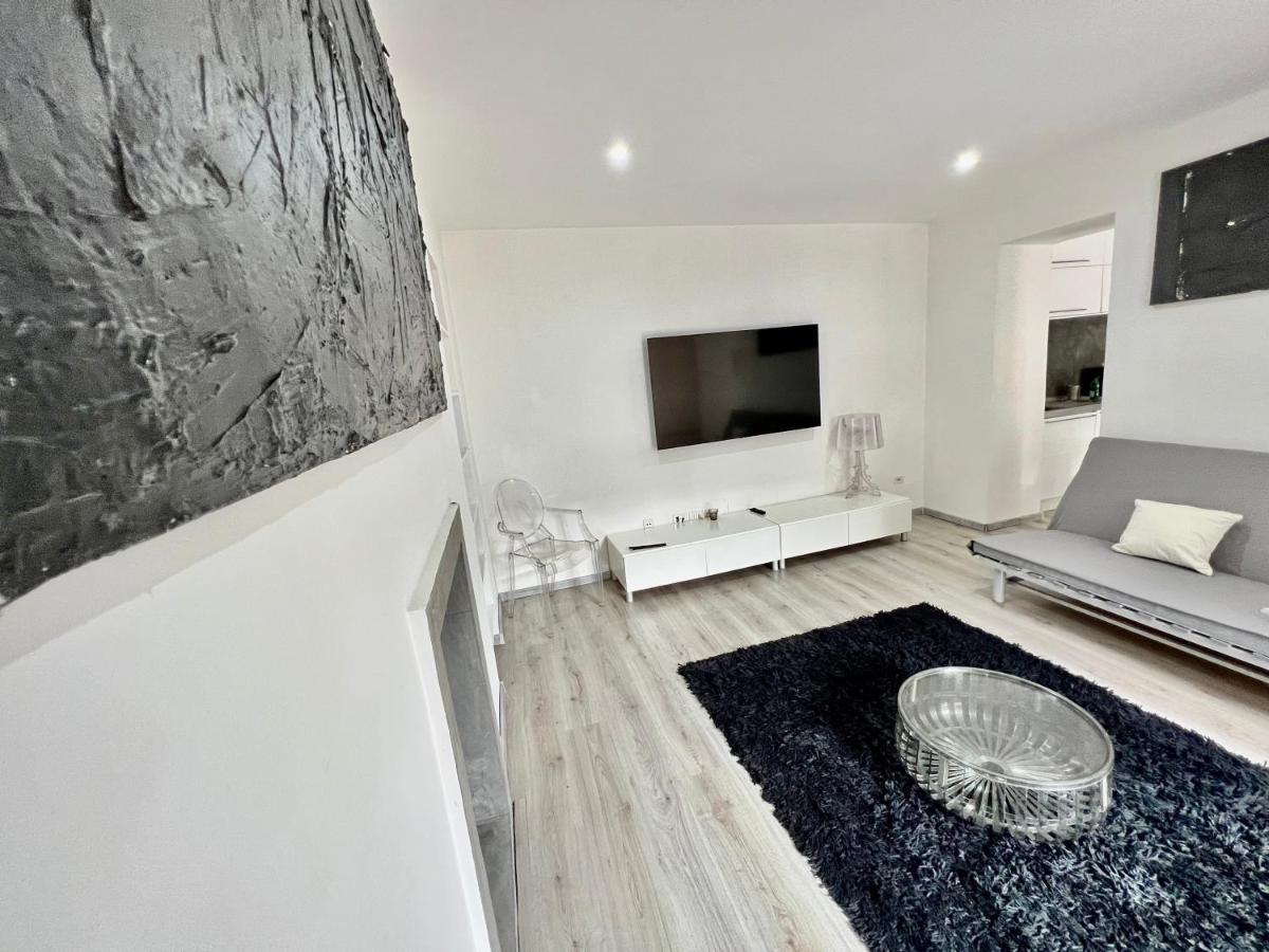 Abstract House Design Home In Center Of Торино Екстериор снимка